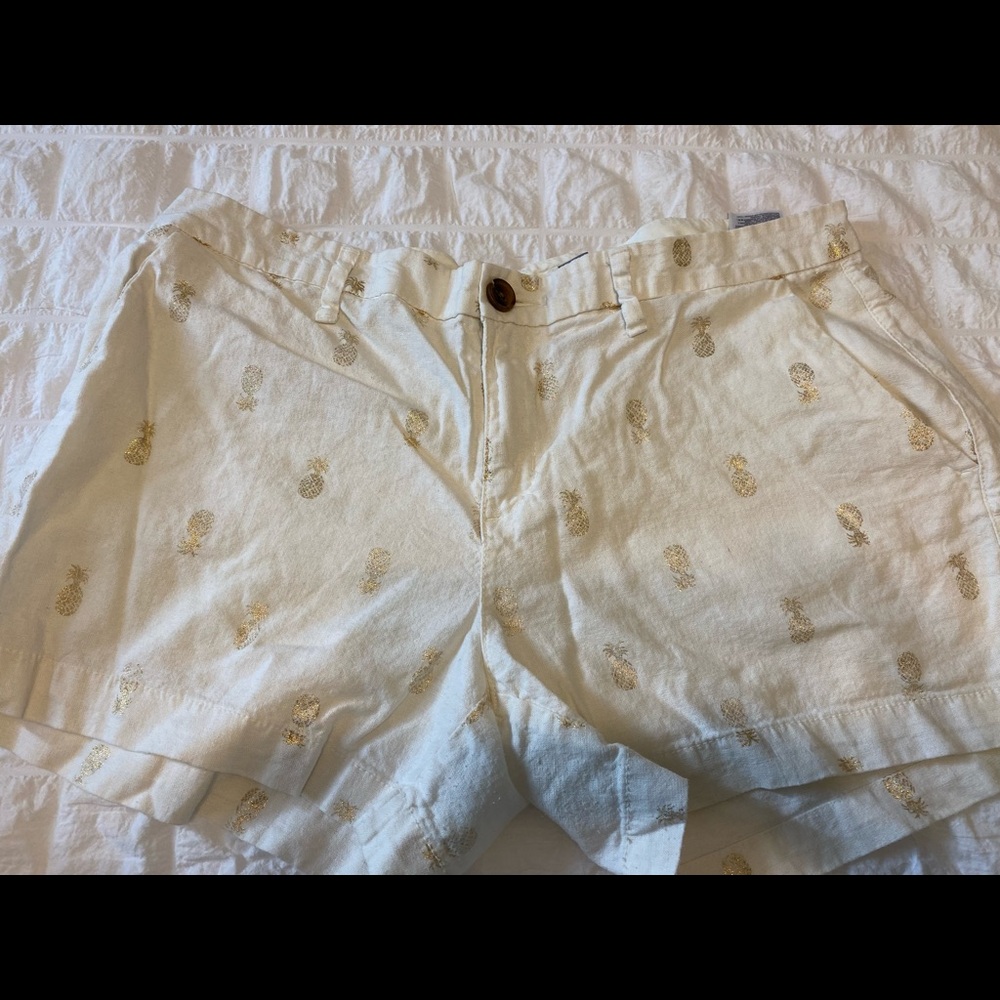 Old Navy white linen short with pineapples